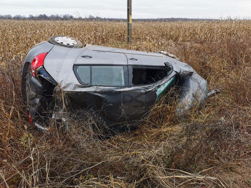 FOTO/VIDEO. O femeie s-a răsturnat cu mașina în șanț, între Odoreu și Băbășești