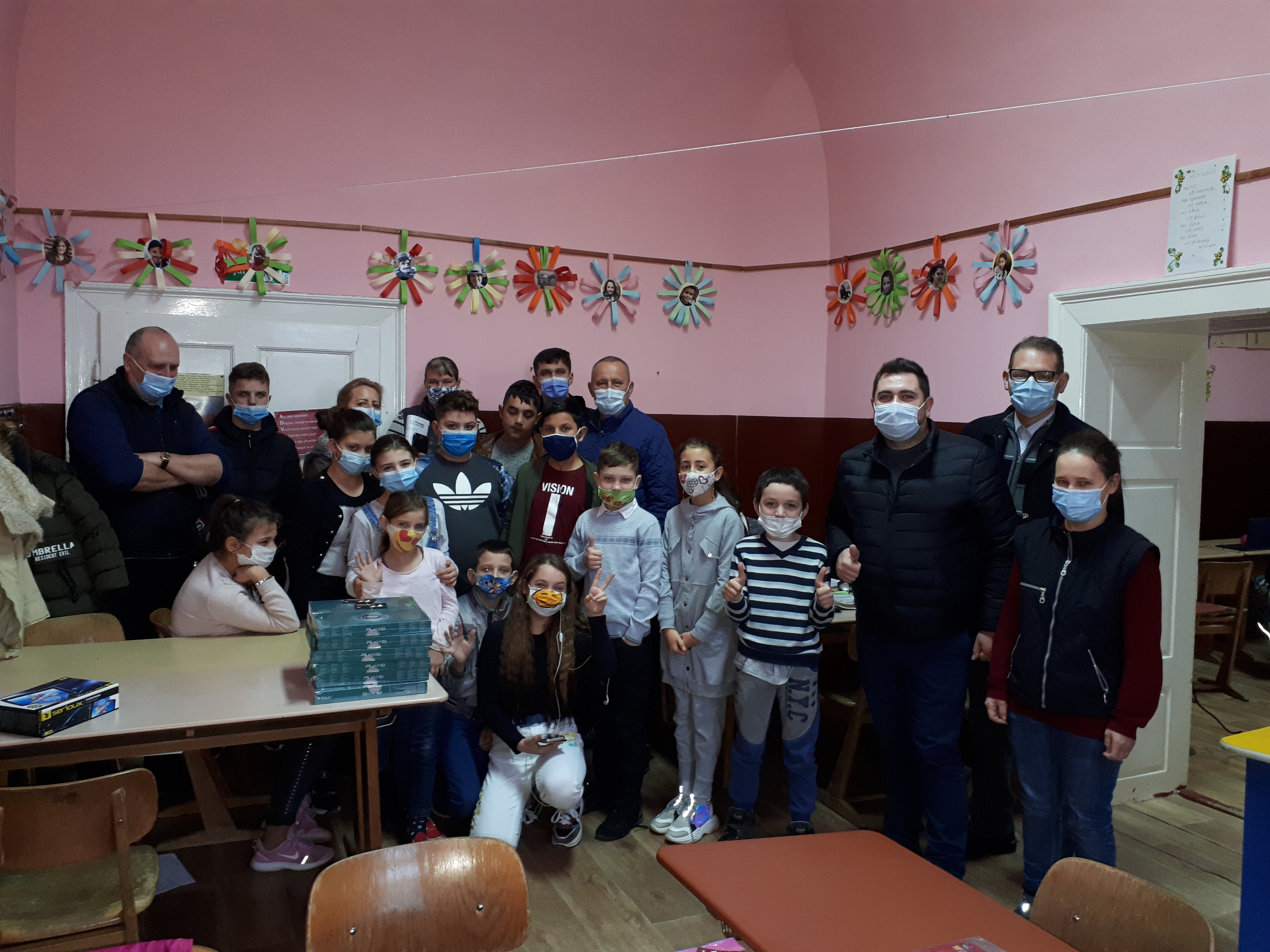 FOTO. Zeci de tablete donate de o firmă pentru copiii defavorizați din județ