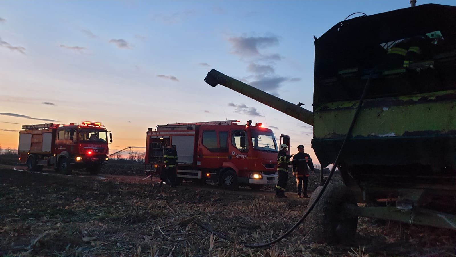 FOTOGALERIE. Alertă în județ. O combină a luat foc pe câmp