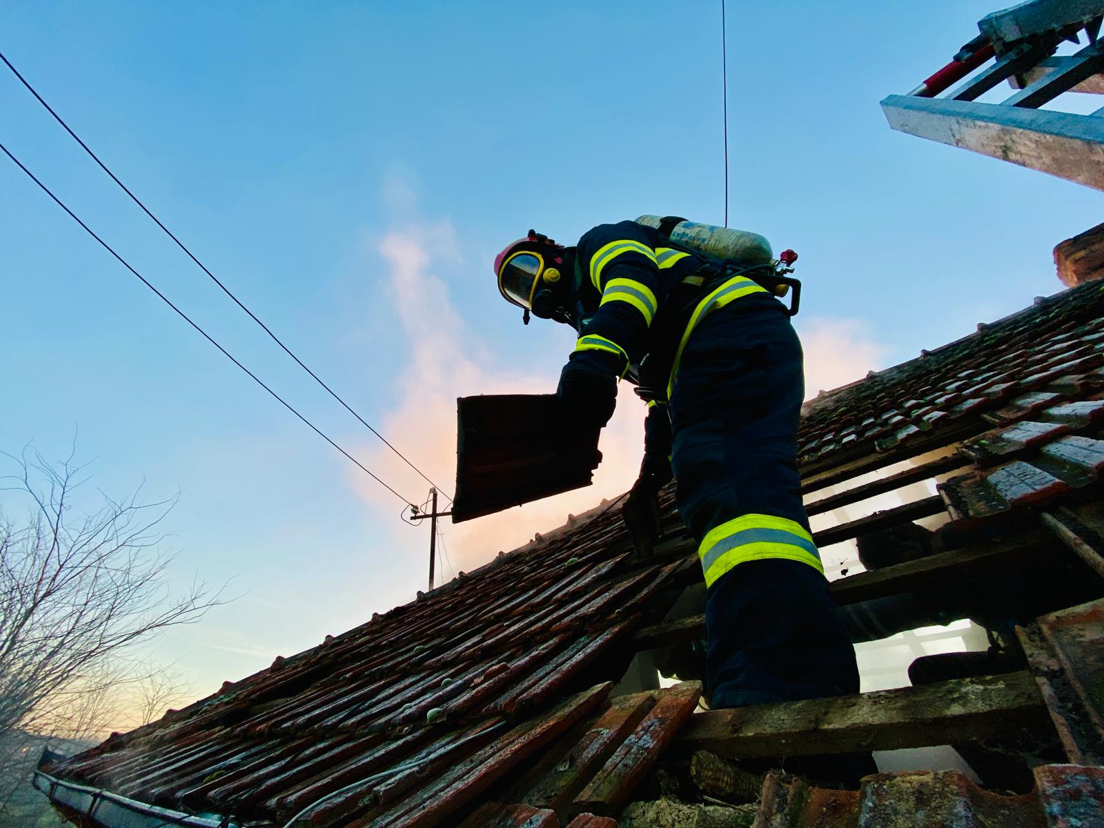 FOTO. Ultimă oră: incendiu la o casă din Ardud. Intervin mai mulți pompieri