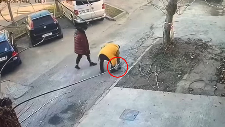 FOTO. Portofel pierdut pe stradă, însușit de un bărbat. Sătmăreanul, avertizat pe Facebook
