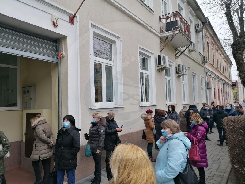 FOTOGALERIE. Protest al profesorilor și părinților. Mai multe școli se comasează, unii dascăli riscă să rămân pe drumuri