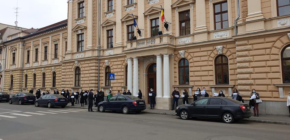 FOTO. Protest al avocaților sătmăreni, pe treptele Palatului de Justiție
