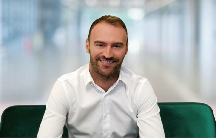 FOTO. Milionar (33 ani) din Satu Mare. Și-a creat un imperiu, dar ajută sute de nevoiași