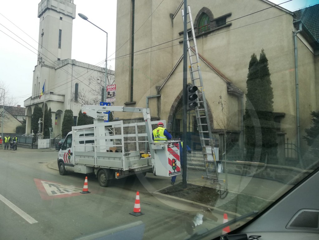 FOTO. Se montează semafor la una dintre cele mai periculoase treceri de pietoni din Satu Mare