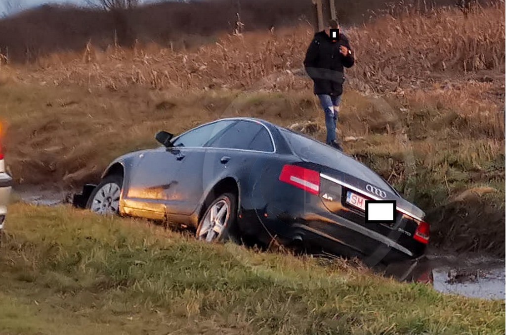 FOTO. Accident în județ, de Crăciun. Un șofer a ajuns cu AUDI-ul în șanțul cu apă