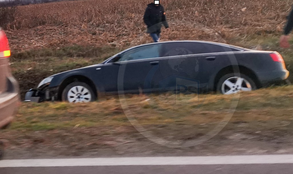 Accident în județul Satu Mare. Pasager rănit după ce o șoferiță a ajuns cu mașina în șanț