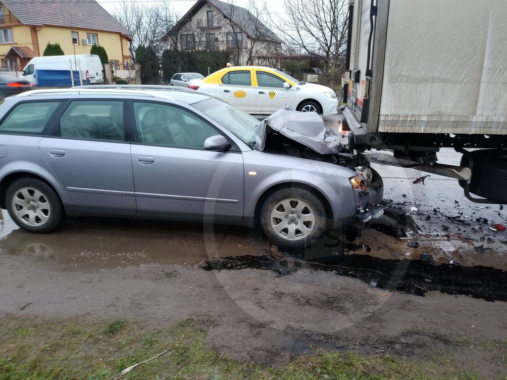 FOTOGALERIE. Accident pe Drumul Botizului. O mașină a intrat direct într-un TIR