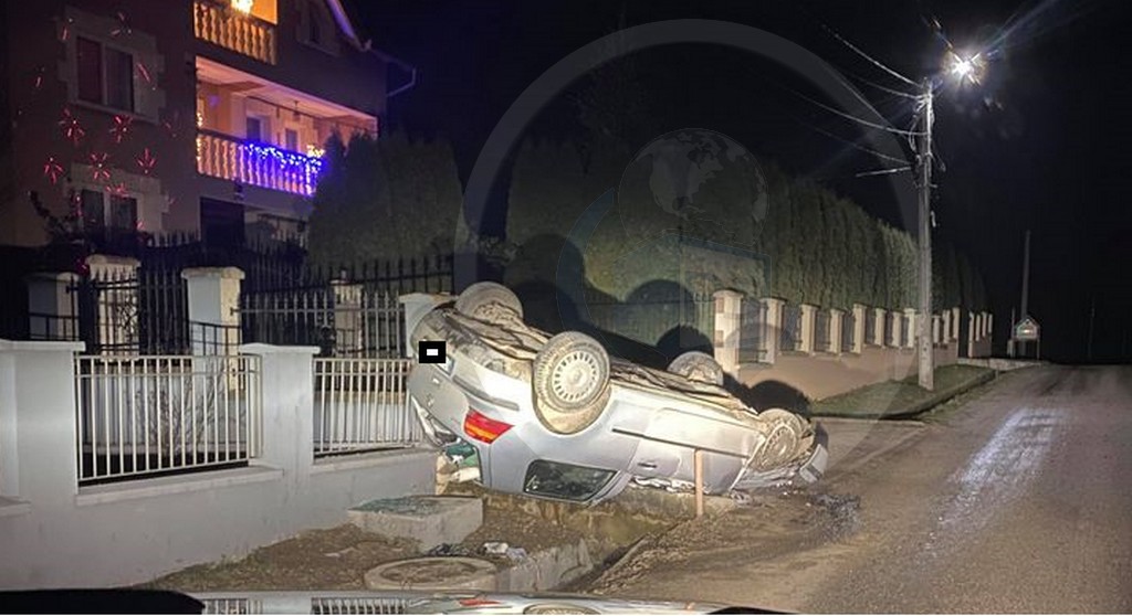 FOTO. Accident în județul Satu Mare: mașină răsturnată din cauza carosabilului alunecos