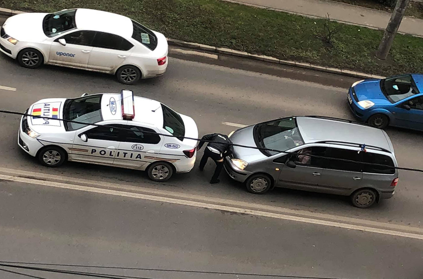 FOTO. Siettében rendőrautónak szaladt