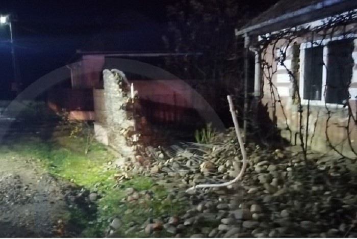 FOTO. Accident grav, cu victime, în județ! Mașină oprită în gardul unei case