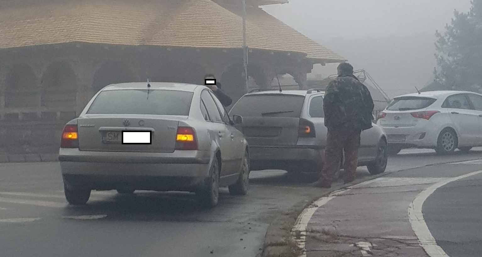 FOTOGALERIE. Accident pe Podul Golescu. ”Parlamentări” și telefoane în drum