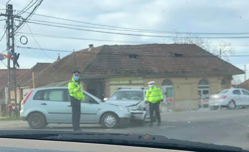 FOTO. Accident pe DN 1C, Seini - Apa. Impact frontal între două mașini