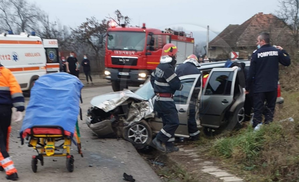 FOTO/VIDEO. Impact între un autoturism și un camion, surprins live în județul Satu Mare