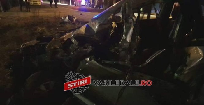 FOTO. Accident în lanț în județ. Impact între două mașini și o combină