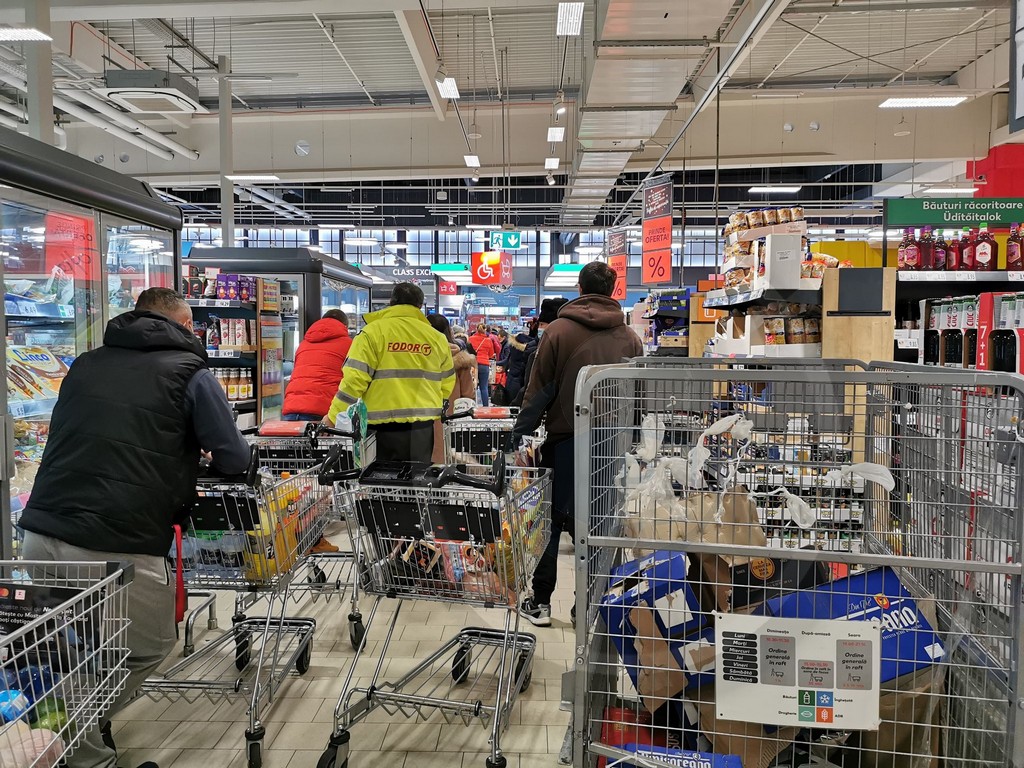 Umanitate în supermarket-uri! Sătmărenii de rând le dau bani voluntarilor care ajută refugiații