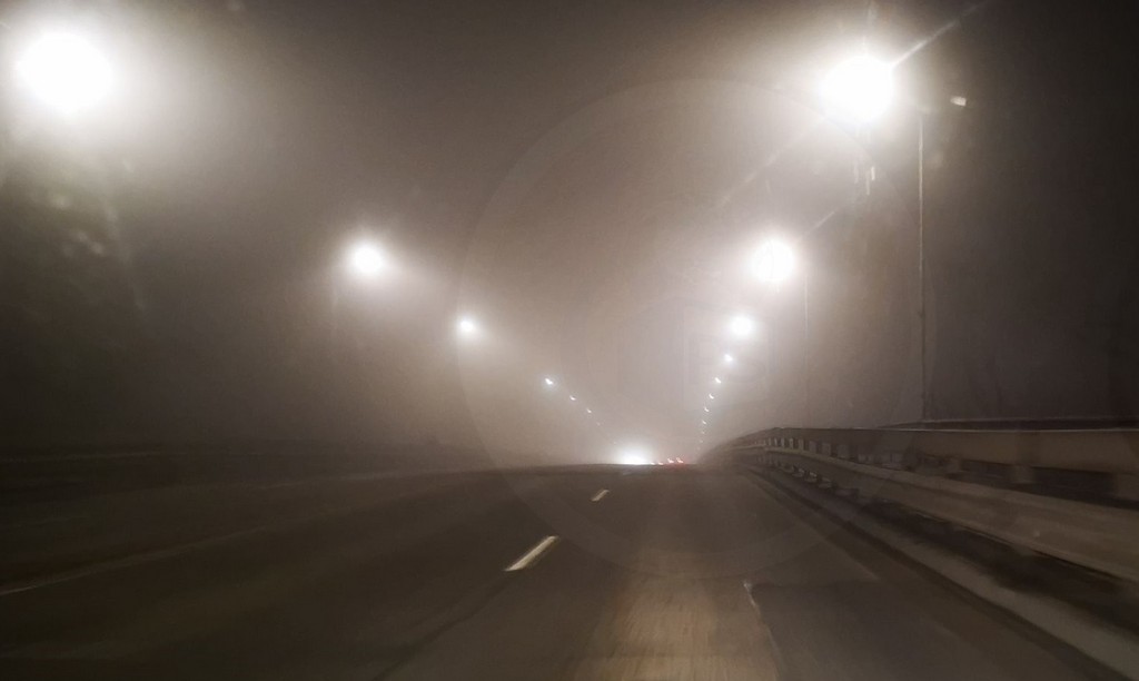 FOTO/VIDEO. Atenție, șoferi! Ceață foarte densă în Satu Mare! Vizibilitate foarte scăzută