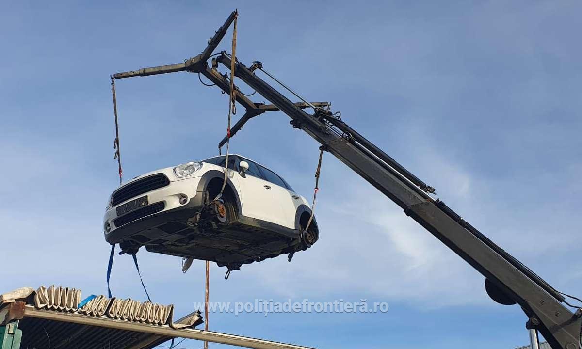 FOTO/VIDEO. Cum se aduc unele mașini dubioase în județul Satu Mare, prin PTF Petea