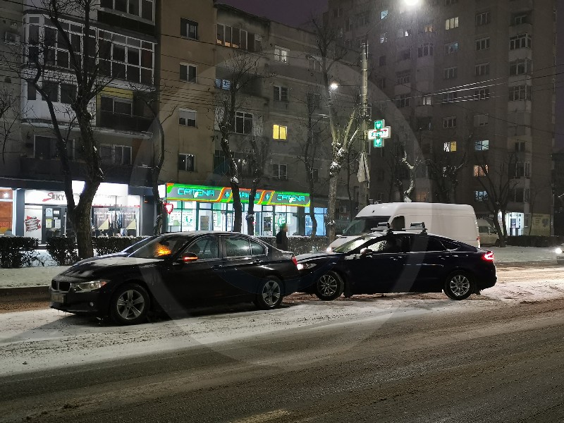FOTO. Zăpada dă bătăi de cap șoferilor. Accident pe Drumul Careiului