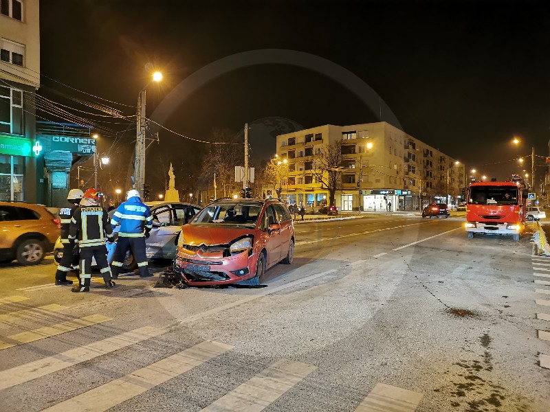 FOTOGALERIE. Accident lângă Muzeul Județean. Impact între două autoturisme. Au intervenit pompierii