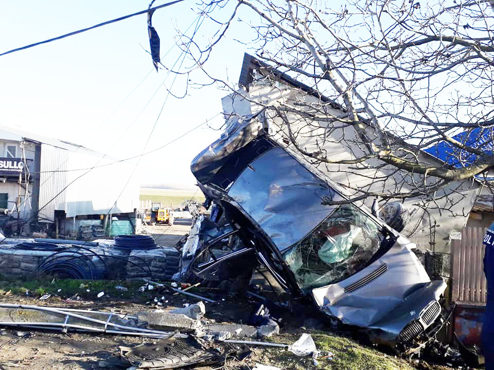 FOTO. Accident mortal. BMW "urcat" pe un depozit, în urma unei coliziuni. Un mort și doi răniți grav