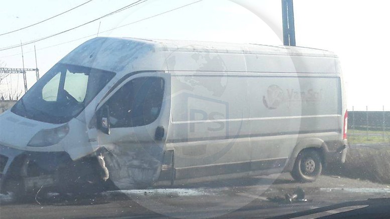 FOTO. Pasageră rănită în coliziunea dintre o autoutilitară și un automobil. Cum s-a petrecut accidentul
