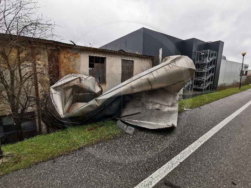 FOTO/VIDEO. Atenție, pericol pe dig, lângă mall-ul NEPI. S-a desprins un acoperiș
