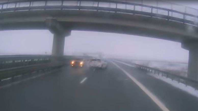 VIDEO. La un pas de tragedie pe autostradă, în Cluj. Șoferul gonea pe contrasens. Cu ce amendă s-a ales