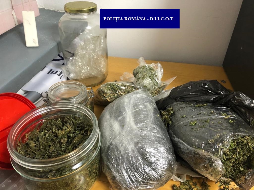 FOTO. Cuplu prins în flagrant, în timp ce vindeau drogurile la kilogram, în Satu Mare