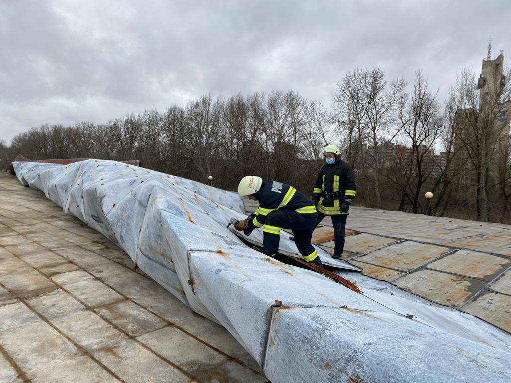 FOTO/VIDEO. Acoperiș smuls de vânt lângă mall-ul NEPI, în Satu Mare. Pericol pentru trecători