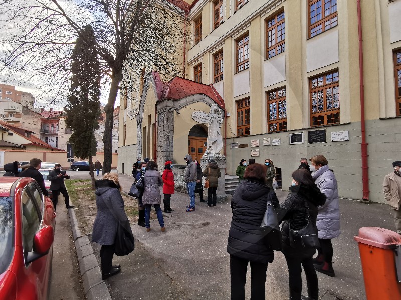 FOTOGALERIE. Protest al profesorilor în fața Colegiului ”Mihai Eminescu” și Inspectoratului Școlar Satu Mare