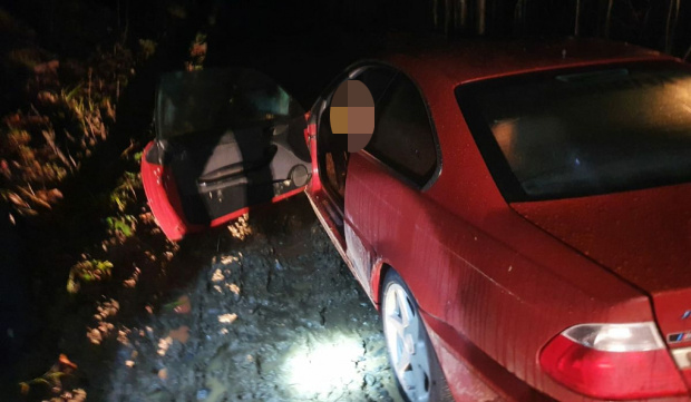 FOTO/VIDEO. Tânăr găsit dezbrăcat într-un BMW împotmolit. A fugit de soacră și nevastă, de Revelion