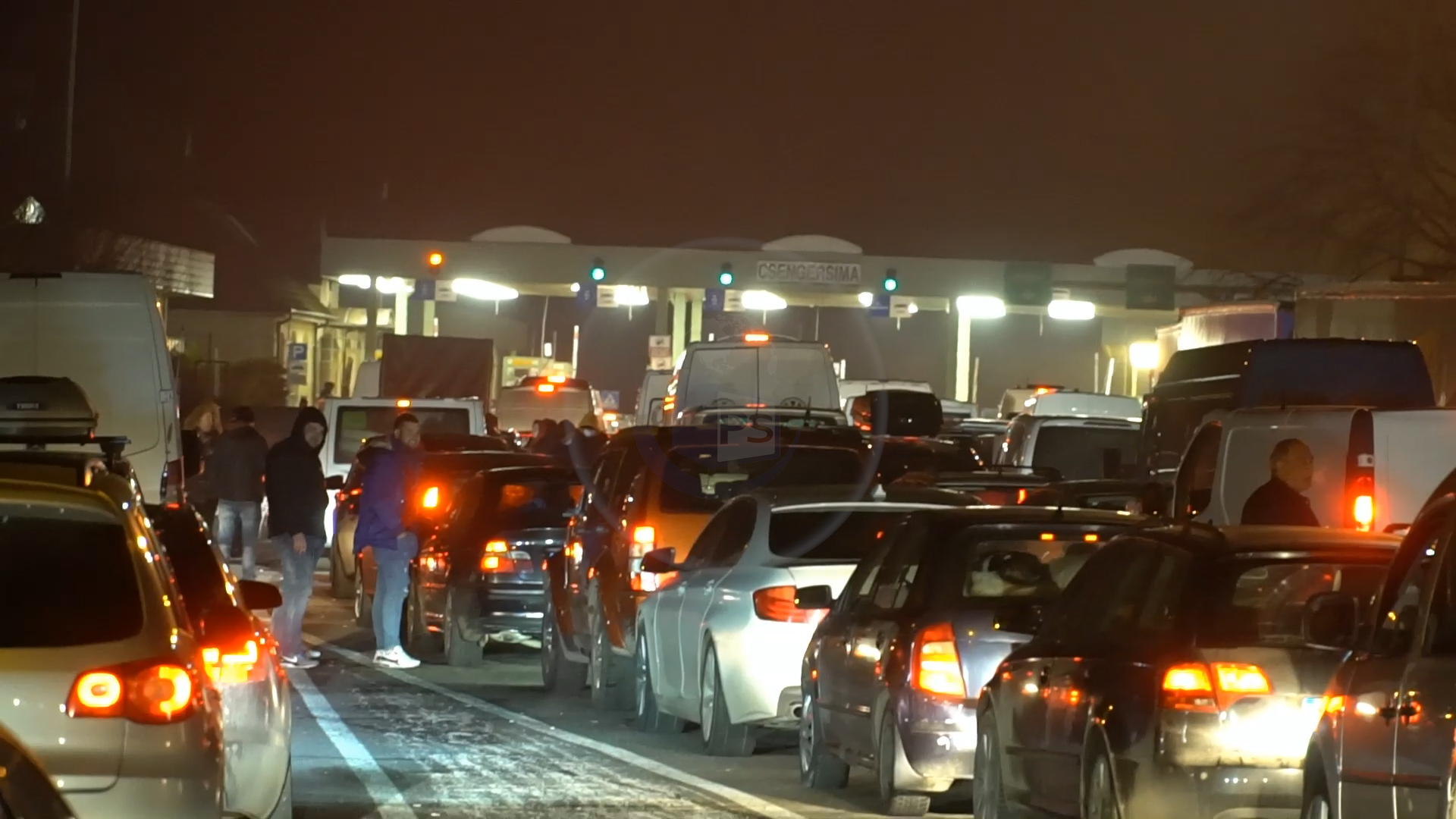 FOTO/VIDEO. Nebunie în Vama Petea. Oamenii, rugați să tranziteze PTF Urziceni și Valea lui Mihai