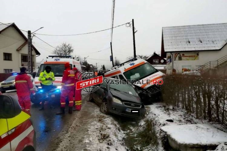 FOTO/VIDEO. Ambulanță cu pacient, lovită în plin de o mașină. Vinovatul a fugit