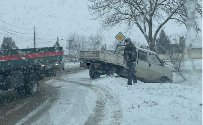 FOTO. Accident în municipiul Satu Mare. Dubă în șanț. Zăpada face primele victime