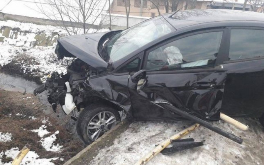 O șoferiță a produs un accident și a plecat. Victima, dusă la UPU Satu Mare de alt șofer