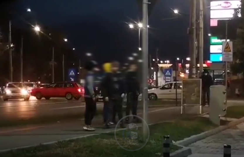 VIDEO. Sătmăreni atacați în plină stradă cu pietre și bâte de cerșetori agresivi!