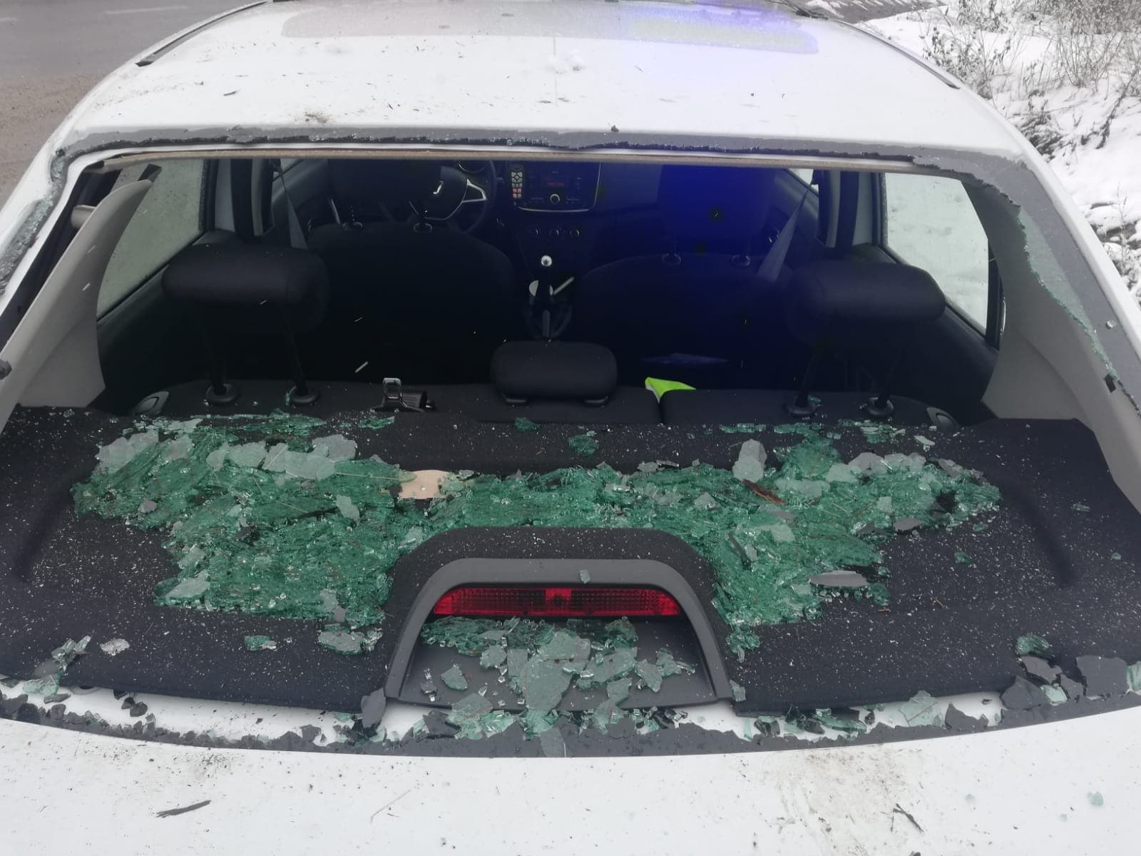 Au distrus mașina unui sătmărean. Pagubă de zeci de mii de lei. Un tânăr după gratii