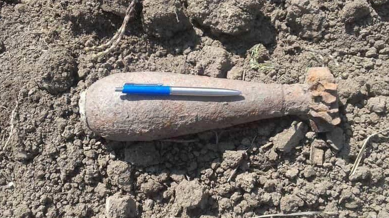 FOTO. Pericol de explozie în Tășnad! Bombe găsite în curtea unei case, la un pas să fie detonate accidental