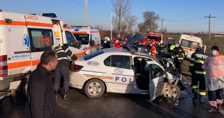 FOTO/VIDEO. Doi polițiști răniți grav! Impact între o ambulanță și o mașină de Poliție