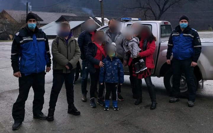 FOTOGALERIE. Familii cu copii din Satu Mare, blocate din cauza inundațiilor. Operațiune de salvare