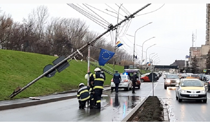 FOTO. Atenție, cad stâlpi în municipiul Satu Mare. Urcarea pe Podul Decebal, blocată parțial