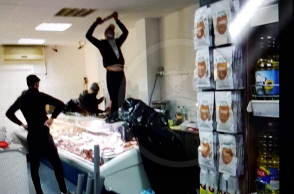 FOTO. Zugrăveală peste clienți și peste vitrina cu carne, la un supermarket din Satu Mare