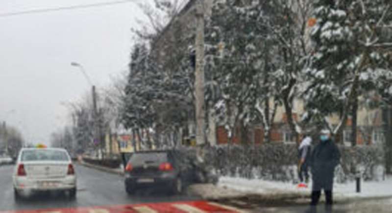 FOTO. Mașină înmatriculată în Satu Mare înfiptă într-un stâlp