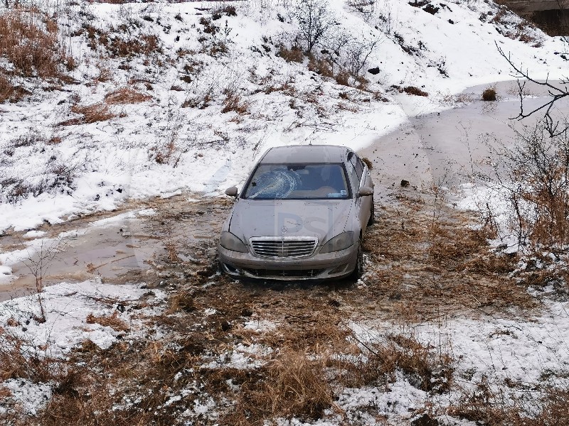 FOTO/VIDEO. Accident la ieșirea din municipiul Satu Mare. Șoferița, extrasă din mașină de pompieri
