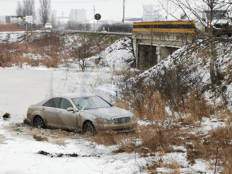 FOTO/VIDEO. O șoferiță a ajuns cu mașina în șanț, la ieșirea din municipiul Satu Mare