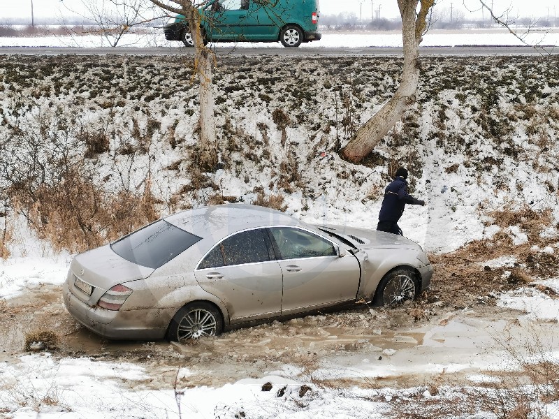 FOTO/VIDEO. Șoferița care a ajuns cu mașina în șanț s-a ales cu dosar penal