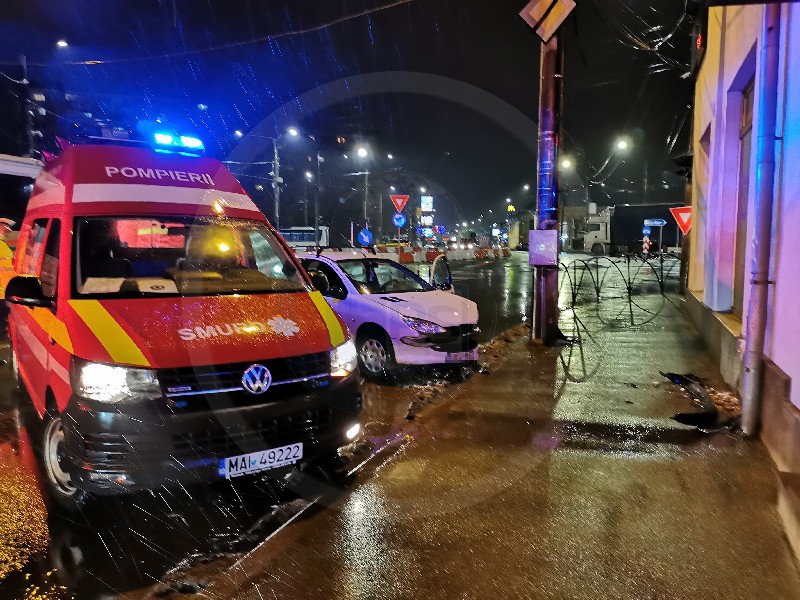 FOTO/VIDEO. Accident la Burdea. S-a oprit cu mașina în clădirea unui bar