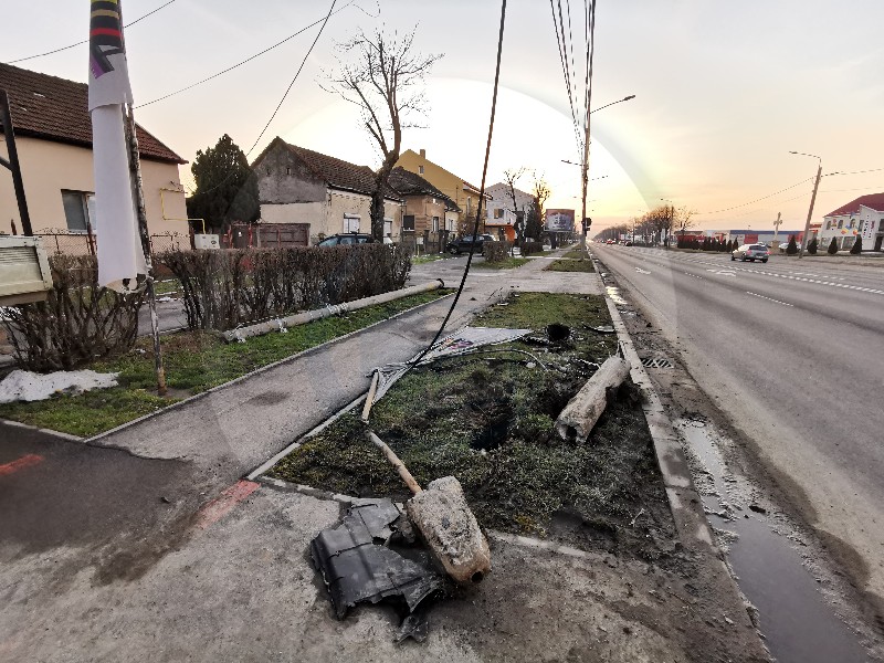 FOTOGALERIE. Accident pe Drumul Careiului. Stâlp făcut praf de o mașină