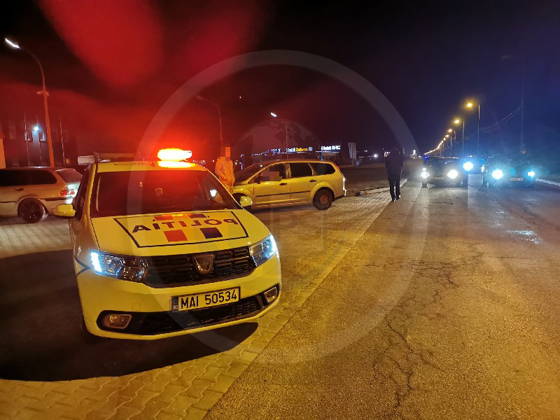 Opriți în trafic de Poliție, doi tineri din Satu Mare au abandonat mașina și au fugit pe câmp